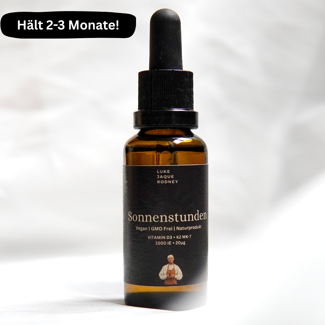 Eine braune Tropfflasche mit der Aufschrift Sonnenstunden I VITAMIN D3 + K2 MK-7 von Luke Jaque Rodney Store, mit dem Text: hoch bioverfügbares, veganes, pflanzliches Vitamin D3K2, GMO-frei. Schwarze Sprechblase: Hält 2-3 Monate!.