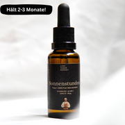 Eine braune Tropfflasche mit der Aufschrift Sonnenstunden I VITAMIN D3 + K2 MK-7 von Luke Jaque Rodney Store, mit dem Text: hoch bioverfügbares, veganes, pflanzliches Vitamin D3K2, GMO-frei. Schwarze Sprechblase: Hält 2-3 Monate!.