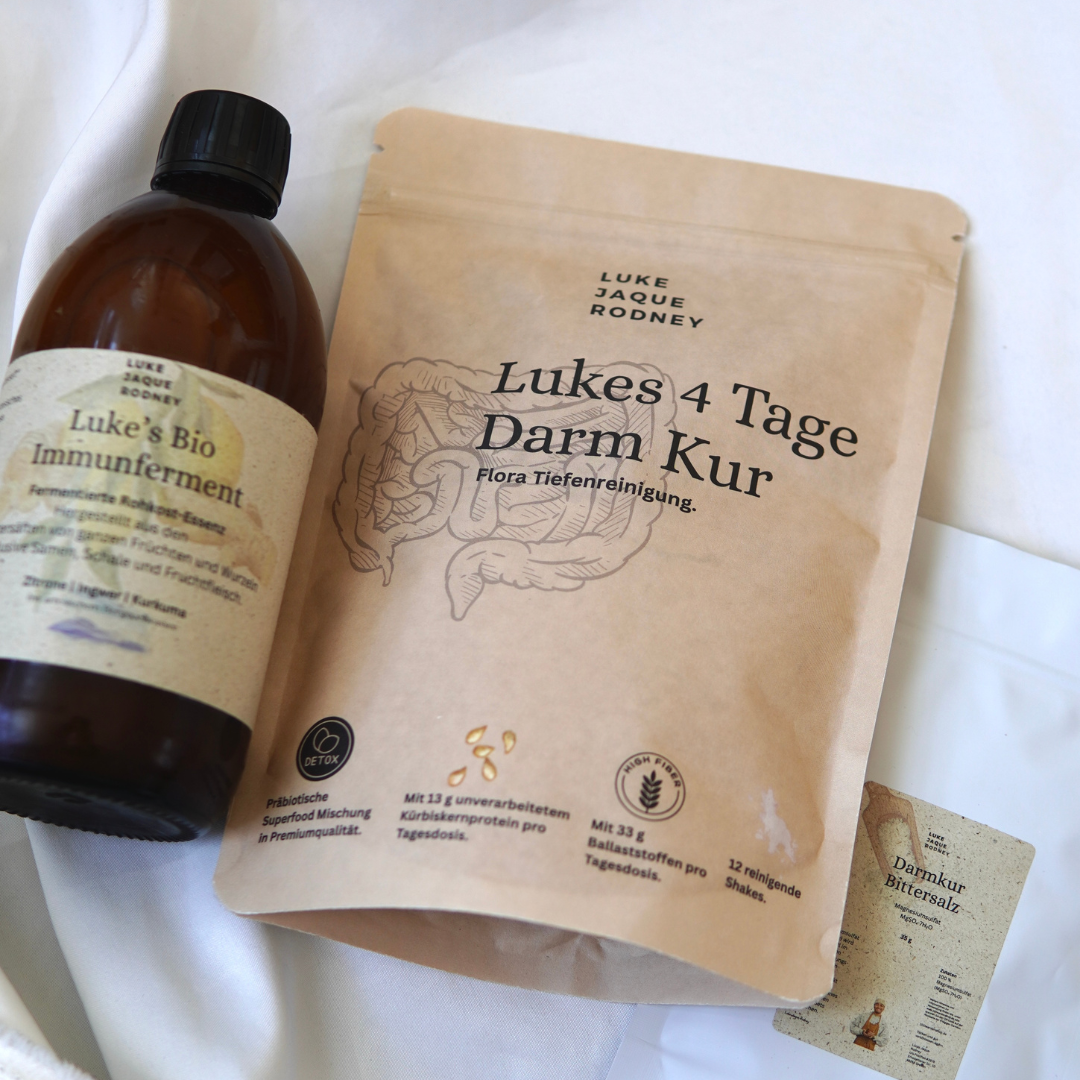 Eine braune Flasche und ein beiger Beutel mit der Aufschrift Lukes 4-Tage-Darmkur Komplett von Luke Jaque-Rodney, mit einer Darm-Illustration, sowie eine Darmkur Bittersalz-Packung, unterstützen die sanfte Darmreinigung auf weißem Hintergrund.